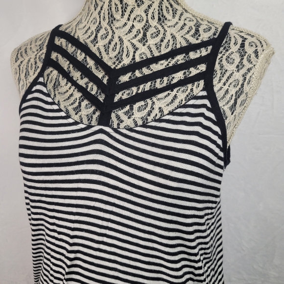 ✨️Black & White Striped Strappy Tank Top - Picture 2 of 4
